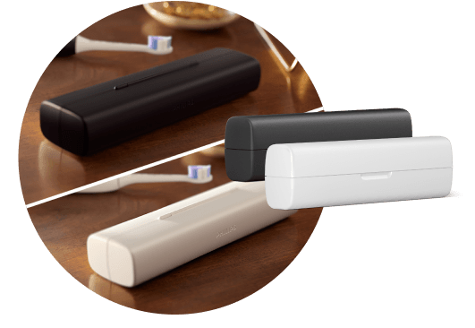 Dłoń podpinająca etui podróżne do laptopa za pomocą kabla USB. Obok znajduje się etui podróżne.