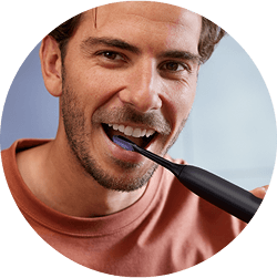 Mężczyzna szczotkujący zęby.