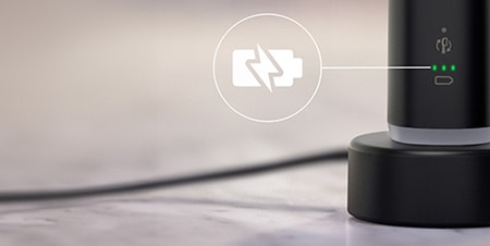 Szczoteczka podłączona do ładowarki. Zbliżenie na ikonę baterii.