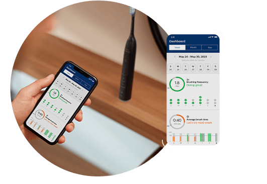Dłoń trzymająca smartfon z włączoną aplikacją na ekranie.