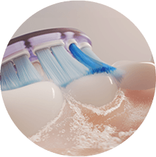 Zbliżenie na szczoteczkę czyszczącą zęby i wytwarzającą mikrobąbelki.