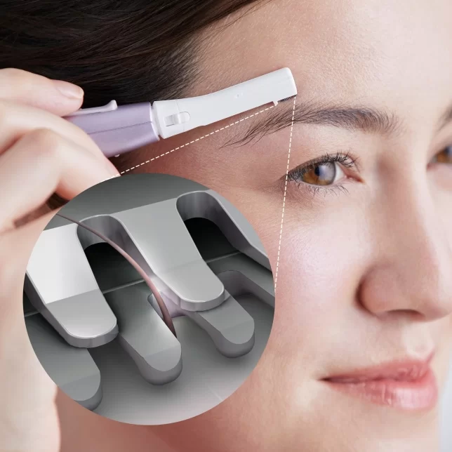 Precyzyjna regulacja brwi trymerem. Grafika w powiększeniu pokazuje bezpieczne, zaokrąglone ostrza