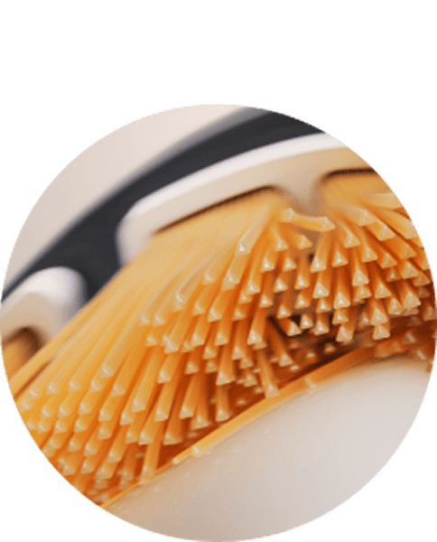 Zbliżenie na włókna szczoteczki myjącej zęby.