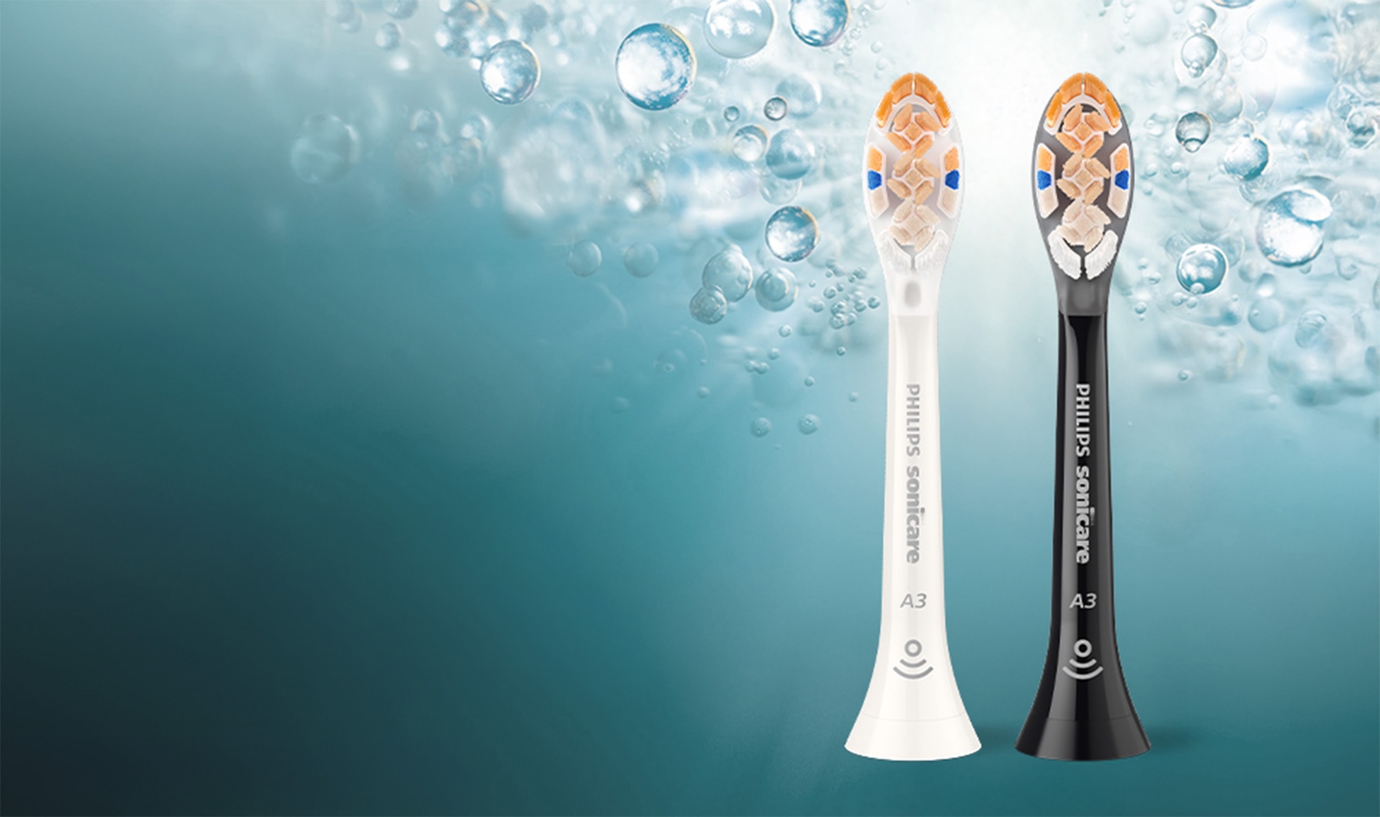 Dwie końcówki (czarna i biała) z włóknami w kolorze pomarańczowym, białym i granatowym.