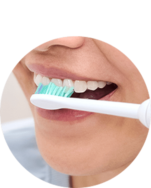 Zbliżenie na usta osoby szczotkującej zęby.