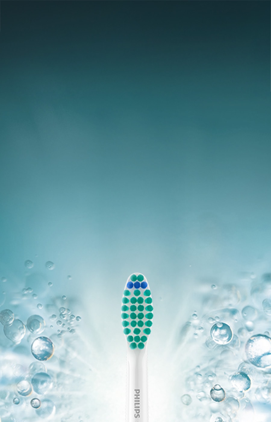 Biała końcówka z włóknami w kolorze turkusowym i granatowym.