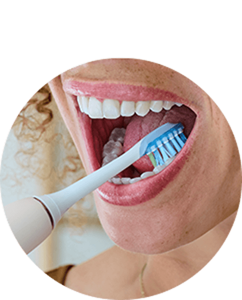 Zbliżenie na usta osoby szczotkującej zęby.