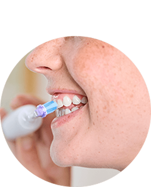 Zbliżenie na usta osoby szczotkującej zęby.