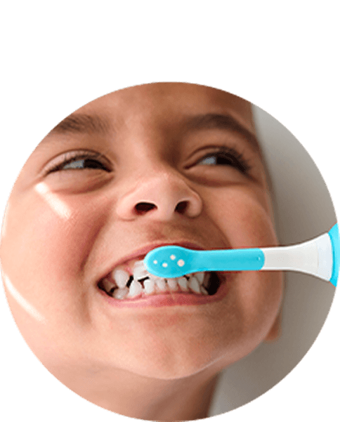 Zbliżenie na twarz dziecka szczotkującego zęby.