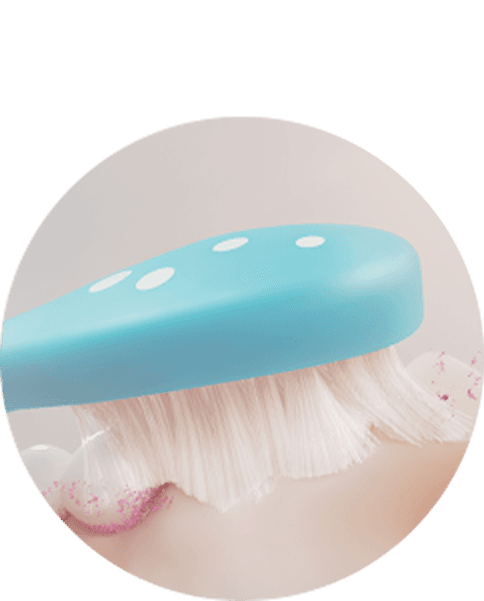 Zbliżenie na włókna szczoteczki myjącej zęby.