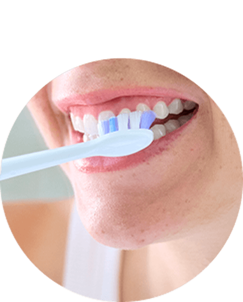 Zbliżenie na usta osoby szczotkującej zęby.