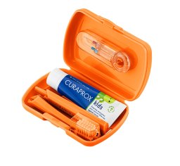 Curaprox zestaw turystyczny TRAVEL SET KIDS 6-12 lat z pastą o smaku miętowym, szczoteczką oraz szczoteczkami międzyzębowymi (kolor pomarańczowy)