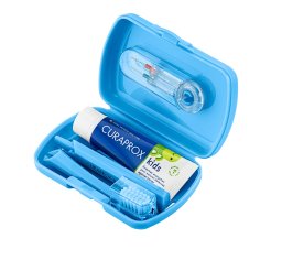 Curaprox zestaw turystyczny TRAVEL SET KIDS 6-12 lat z pastą o smaku miętowym, szczoteczką oraz szczoteczkami międzyzębowymi (kolor niebieski)